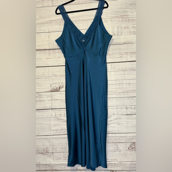 Elegant Teal Maxi Dress - Picture 2 of 5